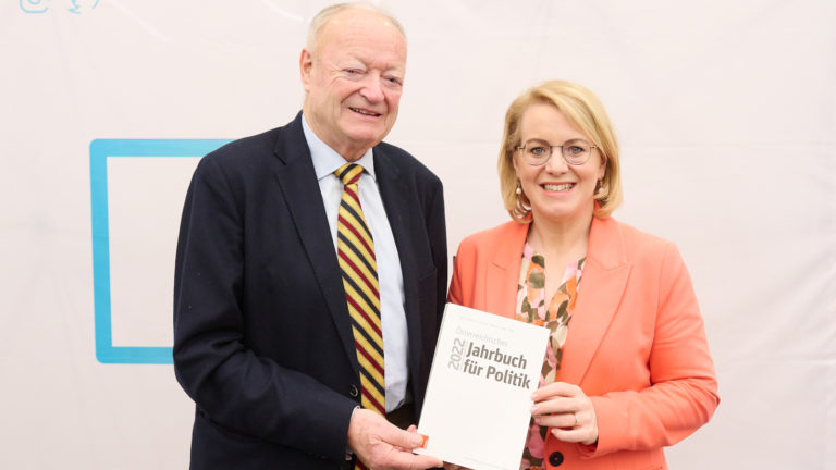 Andreas Khol und Bettina Rausch präsentieren das Jahrbuch im Parlament
